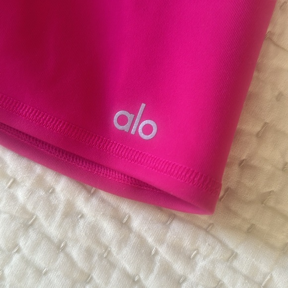 Alo 7” biker shorts bright pink - Picture 2 of 3